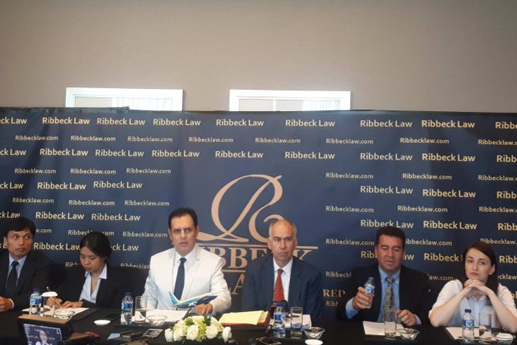 Pengacara dari Ribbeck Law Chartered, Manuel von Ribbeck (berjas putih), saat konfersi pers di Hotel Ritz-Carlton, Jakarta Selatan, Rabu (12/12/2018).