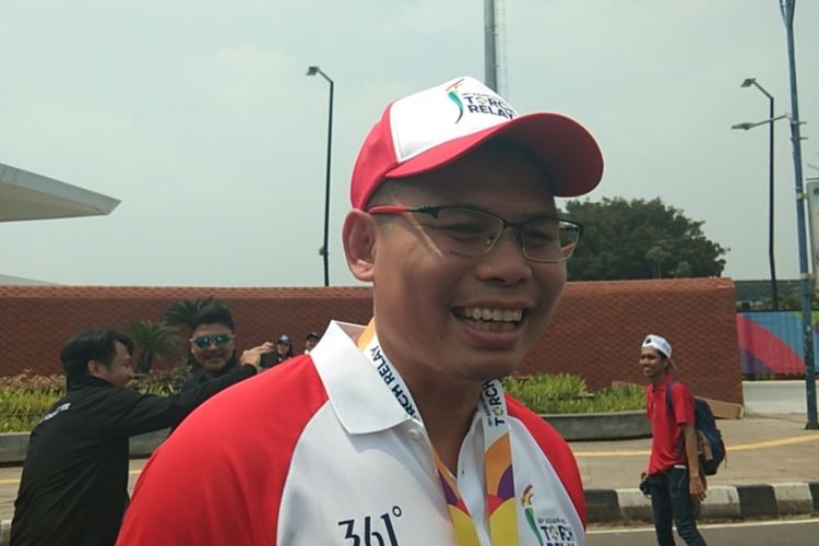 Petinju legendaris Chris John berkesempatan membawa obor dalam hari terakhir torch relay Asian Games 2018 di gedung DPR RI, Senayan, Jakarta Pusat pada Sabtu (18/8/2018).