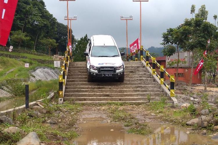 Menguji ketangguhan Isuzu mu-X 4x4 di medan off-road