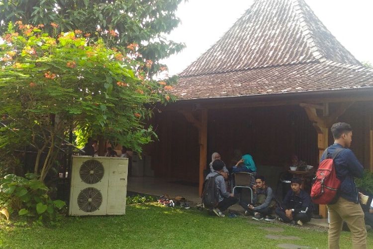 Sejumlah wartawan menunggu di luar  kediaman Anies Baswedan di Lebak Bulus Dalam II, Jakarta Selatan, jelang pelantikannya sebagai Gubernur DKI Jakarta pada Senin (16/10/2017) sore nanti.