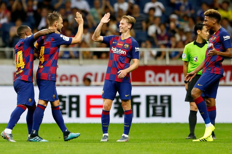 Gelandang Barcelona, Frenkie de Jong, kala beraksi pada laga persahabatan kontra Chelsea di Stadion Saitama, Jepang, pada Selasa (23/7/2019).
