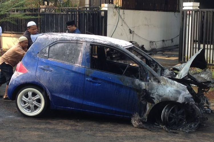 Mobil Honda Brio di Grand Wisata yang tiba-tiba terbakar