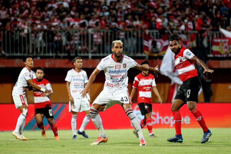 Pemain Madura United Fandri Imbiri dijaga ketat dengan pemain Bali United Willian Pacheco saat Pekan 15 Liga 2019 yang berakhir dengan skor 0-1 di Stadion Gelora Madura Rate Pamelingan Pamekasan, Jawa Timur, Selasa (20/08/2019) malam.