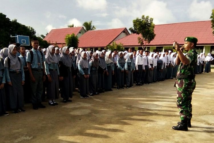 Pelajar di Sebatik berlatih paskibra untuk upacara memperingati Hari Kemerdekaan Ke-72 Republik Indonesia di perairan perbatasan.