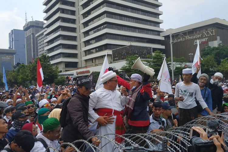 Ketua Dewan Syura FPI Muhsin Ahmad Alatas berorasi di hadapan massa GNKR yang berunjuk rasa di depan Bawaslu, Rabu (22/5/2019).