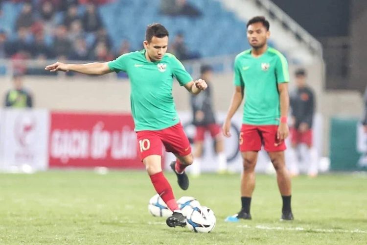 Penyerang sayap timnas u-23 Indonesia, Egy Maulana Vikri (tengah) saat melakukan pemanasan jelang laga kedua Grup K Piala Asia U-23 2020 melawan Vietnam di Stadion My Dinh, Hanoi, Minggu (24/03/2019).