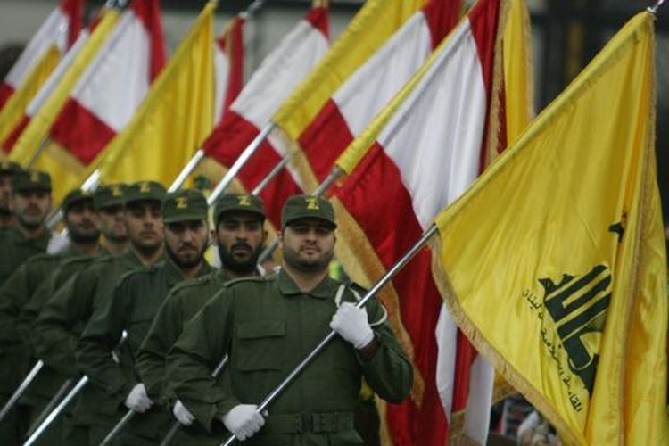 Pejuang Hezbollah dalam sebuah parade.