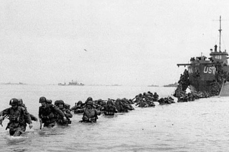 Pasukan AS keluar dari sebuah kapal pendarat yang mengantarkan mereka ke Pantai Normandia pada 6 Juni 1944. Operasi militer bertajuk Operasi Overlord itu dianggap salah satu operasi militer paling menentukan dalam Perang Dunia II.