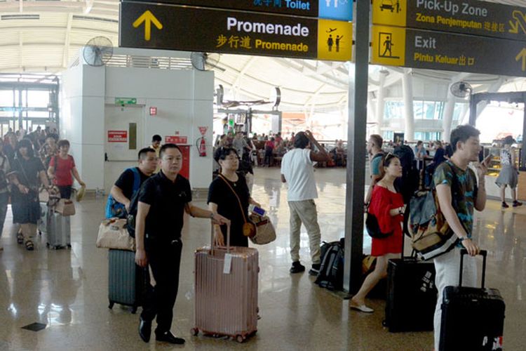 Sejumlah penumpang beristirahat menunggu jadwal penerbangan di Bandara Ngurah Rai, Bali, Jumat (29/6/2018). Berdasarkan hasil rapat evaluasi dampak erupsi Gunung Agung dengan pertimbangan ruang udara bandara bahwa sudah tidak terdapat Sebaran VA dan arah angin cenderung dari arah timur ke barat laut maka Bandara Ngurah Rai mulai dibuka pada Jumat (29/6/2018) pukul 14.30 Wita.  