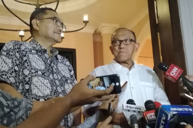 Ketua Dewan Pembina Partai Golkar Aburizal Bakrie (kanan) di kediamannya, kawasan Ki Mangunsarkoro, Jakarta, Senin (8/10/2018) malam
