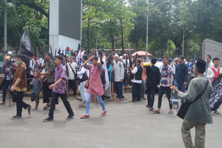 Massa aksi 287 mulai berkumpul di Masjid Istiqlal, Jakarta Pusat. Aksi tersebut rencananya digelar untuk menolak Perppu Nomor 2 Tahun 2017 tentang Organisasi Masyarakat, dan digagas Gerakan Nasional Pengawal Fatwa (GNPF) serta alumni aksi 212, Jumat (28/7/2017)