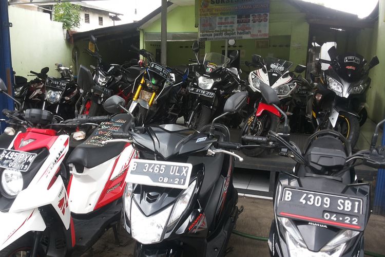 Deretan motor bekas yang dijual di diler mokas Sukses Motor, Pasar Rebo, Rabu (31/1/2018).
