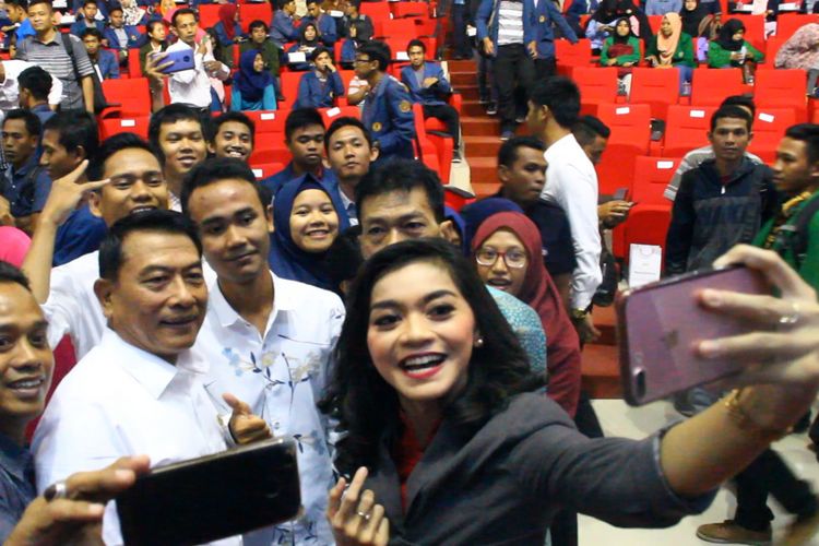 Moeldoko tengah selfie bersama mahasiswa dan presenter Kompas TV, Frisk, di Universitas Mataram, Jumat (9/3/2018).