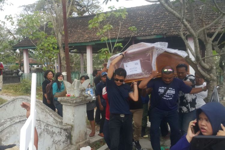 Rekan dan keluarga mengusung peti mati berisi jenazah almarhumah Sri Pudjiastuti untuk dikebumikan di TPU Bonoloyo, Kadipiro, Kota Solo, Jawa Tengah, Selasa ( 15 / 5 / 2018) siang. 