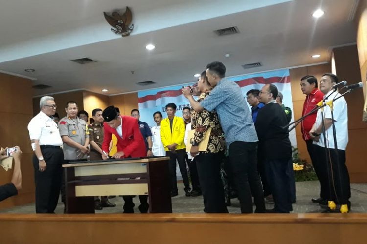 Perwakilan partai politik menandatangani deklarasi kampanye pemilu damai di Kantor Wali Kota Jakarta Utara, Rabu (26/9/2018).