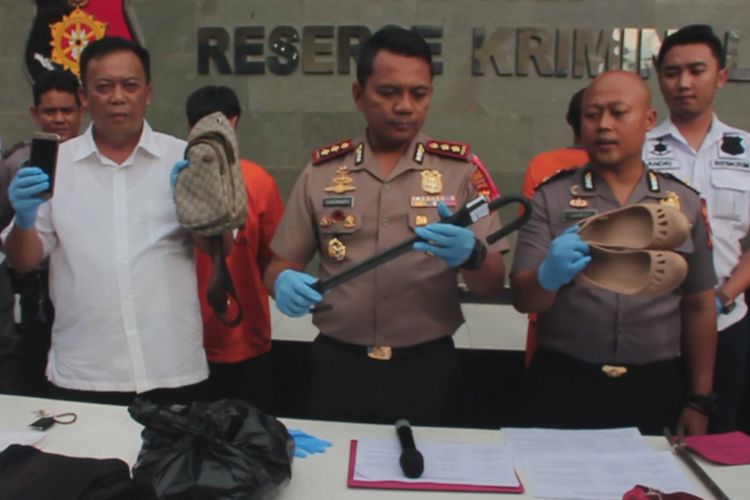 Jajaran Kepolisian Resor Cirebon Jawa Barat menunjukan sejumlah barang bukti yang diduga digunakan E untuk menghilangkan nyawa R, di mapolres Cirebon Rabu petang (5/12/2018). Polisi sebut tindakan pembunuhan ini dilatarbelakangi masalah asmara E dan R. 