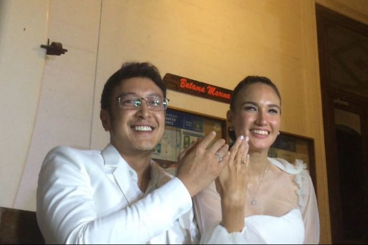 Pasangan artis Nadine Chandrawinata dan Dimas Anggara saat ditemui usai menggelar resepsi pernikahan kedua di Marina Batavia, Sunda Kelapa, Jakarta Utara, Minggu (15/7/2018).