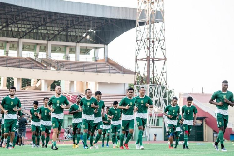 Para pemain Persebaya saat melakoni sesi latihan di Stadion Gelora Delta Sidoarjo, Senin (13/5/2019).