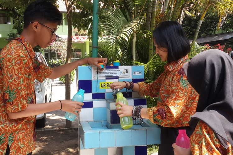 Sejumlah siswa di SMAN 7 Kota Malang saat mengisi air menggunakan tumbler yang dibawanya, Rabu (28/8/2019). Gerakan zero sampah plastik di sekolah itu mengharuskan seluru siswa dan guru untuk membawa tumbler.