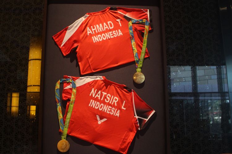 Medali Emas Olimpiade Rio deJaneiro milik pasangan ganda campuran Tontowi Ahmad-Liliyana Natsir yang dipamerkan di Main Lobby Hotel Indonesia Kempinski, Jakarta dalam acara Remarkable Sports dan Heritage Photo Exhibition 