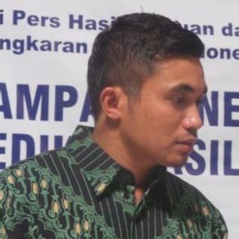 Peneliti Lingkaran Survei Indonesia (LSI) Adjie Alfaraby memaparkan hasil survei Pemilu Legislatif 2014 di Kantor LSI, Rawamangun, Jakarta Timur, Rabu (2/4/2014).