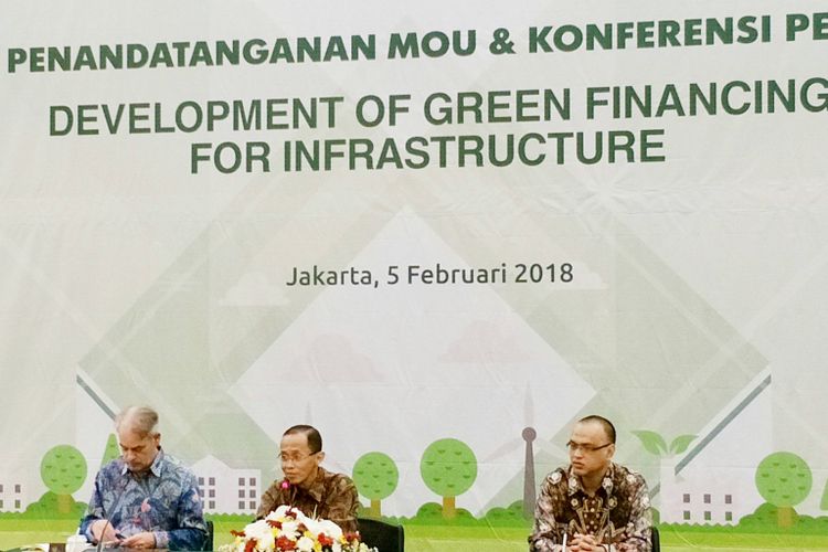 Penandatanganan nota kesepahaman kerja sama terkait pengembangan green bonds antara PT Efek Beragun Aset Indonesia (EBA), dengan The Climate Bonds Initiative (CBI) di Kantor Bappenas, Jakarta, Senin (5/2/2018). 