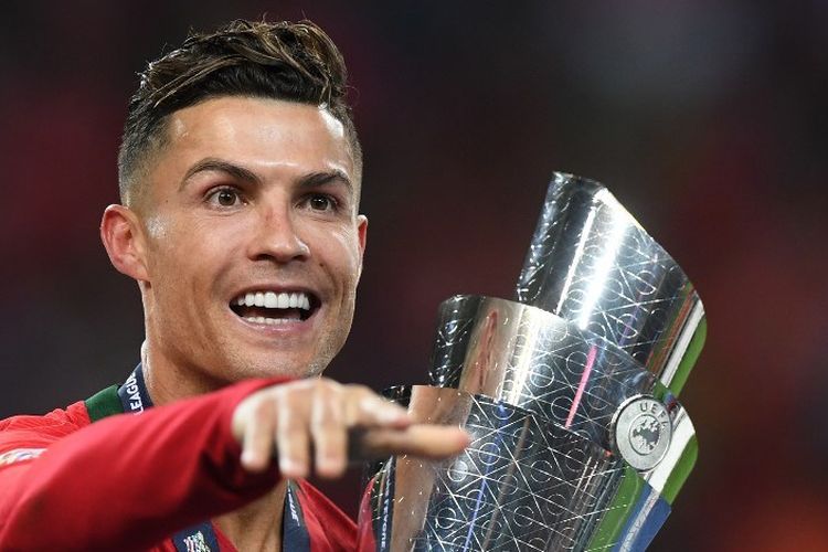 Cristiano Ronaldo merayakan keberhasilan Timnas Portugal menjadi juara UEFA Nations League seusai mengalahkan Timnas Belanda pada laga final di Stadion Do Dragao, 9 Juni 2019. 