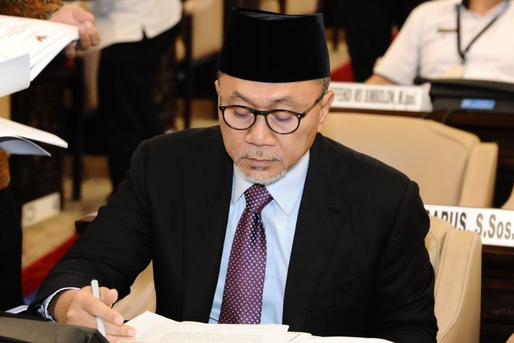 Ketua MPR RI Zulkifli Hasan mengimbau masyarakat untuk merajut kembali persatuan.