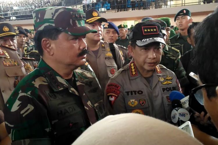 Panglima TNI Marsekal Hadi Tjahjanto dan Kapolri Jenderal Polisi Tito Karnavian saat di Banda Aceh, Kamis (19/4/2018).