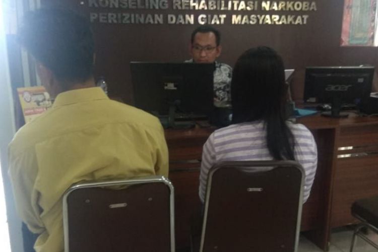 SR (30) saat melapor di Polresta Palembang, setelah fotonya disebar ke medsos oleh mantan suaminya sendiri.