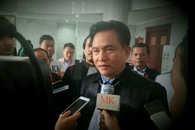 Ketua Umum Partai Bulan Bintang (PBB), Yusril Ihza Mahendra, ditemui usai menjalani sidang uji materi terkait ambang batas pencalonan presiden yang tertuang dalam Undang-Undang Pemilu. Sidang digelar di Mahkamah Konstitusi, Jakarta, Selasa (3/10/2017).