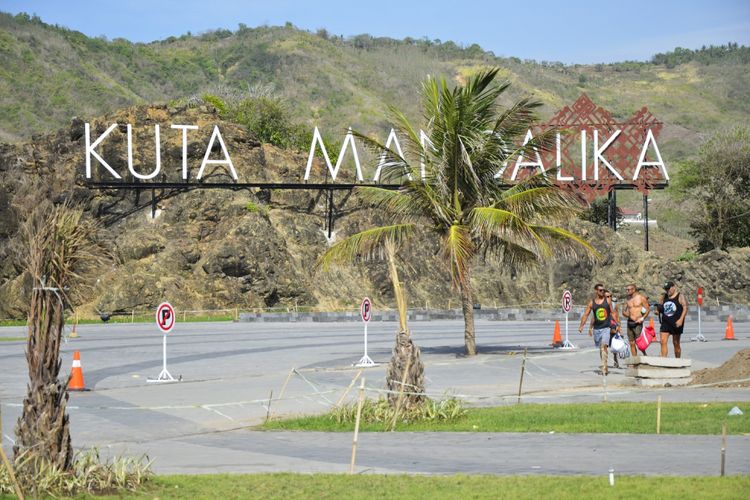 Sejumlah wisatawan berada di Kawasan Ekonomi Khusus (KEK) Mandalika di Pantai Mandalika, Kuta, Praya, Lombok Tengah, NTB, Selasa (10/10/2017).  