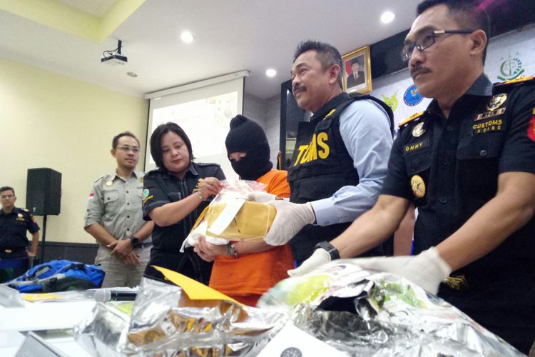 Kepala Kantor Wilayah Bea dan Cukai Jawa Barat, Syafullah Nasution tengah memperlihatkan barang bukti popok dewasa/diapers yang menjadi modus penyelundupan sabu yang dilakukan wanita asal Vietnam. 