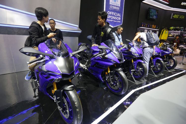 Suasana pameran Indonesia Motorcycle Show (IMOS) 2018 di Jakarta Convention Centre, Jakarta, Kamis (1/11/2018). Pameran sepeda motor terbesar di Indonesia ini menghadirkan motor-motor keluaran baru dari berbagai merek, dan akan berlangsung hingga 4 November 2018.