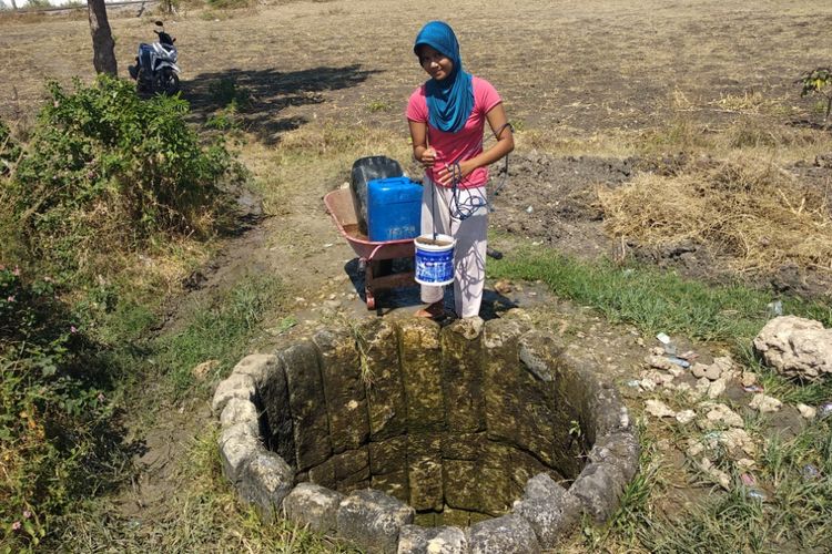 Salah satu warga Dusun Utara, Desa Larangan Tokol, Kecamatan Tlanakan, mengambil air di sebuah sumur yang sudah mulai mengering. Di sumur ini, untuk menghasilkan 25 liter air harus menunggu hingga tiga jam dan antrian dengan warga lainnya.