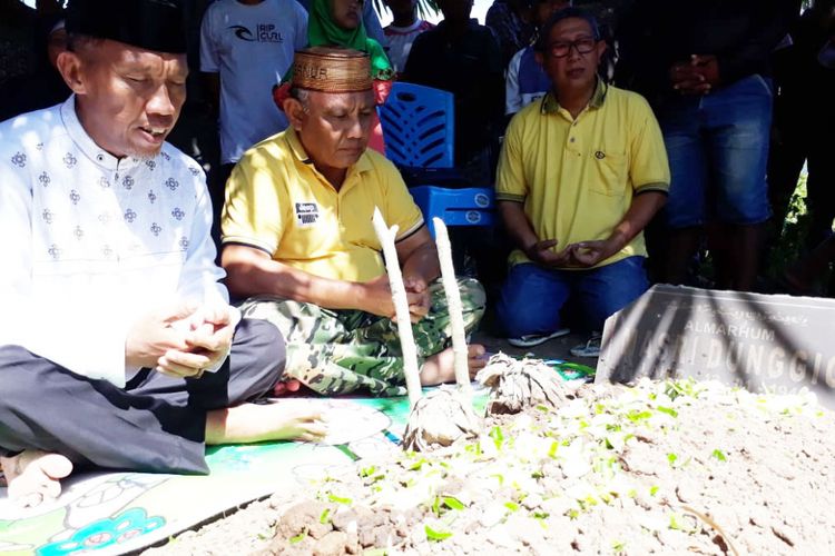 Gubernur Gorontalo, Rusli Habibie saat berdia di 2 makam warga yang dibongkar paksa untuk dipindahkan akibat konflik keluarga.