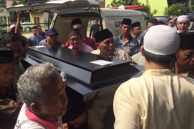 Jasad korban tsunami Anyer, Banten atas nama Afriyani Syafitri (26) dimakamkan di Batam, Kepulauan Riau (Kepri).