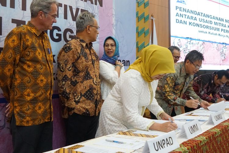Sepuluh universitas tergabung dalam Konsorsium KKN Kewirausahaan  menandatangani nota kesepahaman dengan USAID Mitra Kunci Initiative pada 10 Juni 2019 di Gedung D Kemenristekdikti, Jakarta.