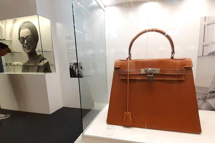 Tas Hermes raksasa yang dikenal dengan nama The Kelly Bag. Tas model ini pernah dibawa Putri Grace Kelly. Tas Kelly raksasa ini dibuat untuk display di salah satu toko Hermes di Paris. Tas raksasa ini dipamerkan di Galaxy Macao dalam pameran berjudul Grace Kelly-From Hollywood to Monaco.