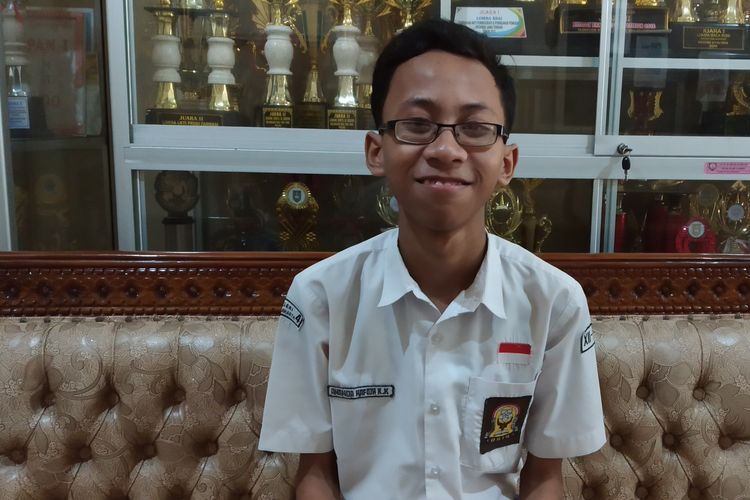Ananda Hafidh Rifai Kusnanto (17), siswa kelas XII IPA 6 SMAN 4 Surakarta peraih nilai UNBK sempurna dengan rata-rata 100 di Solo, Jawa Tengah, Selasa (14/5/2019).