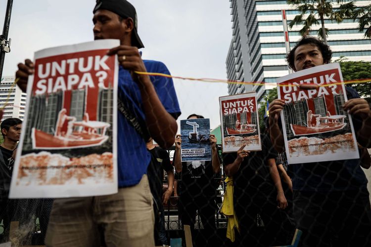 Mahasiswa dan nelayan menggelar aksi jalan mundur dari Tugu Patung Kuda ke Balai Kota DKI Jakarta untuk unjuk rasa di Jakarta Pusat, Senin (24/06/2019). Mereka menolak kebijakan Gubernur DKI Jakarta, Anies Baswedan yang menerbitkan izin mendirikan bangunan (IMB) di pulau C dan D reklamasi teluk Jakarta.