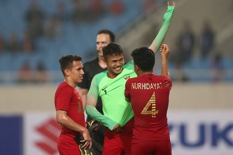 Penyerang tim nasional U-23 Indonesia, Dimas Drajad, menjadi kiper jelang akhir pertandingan Grup K Kualifikasi Piala Asia U-23 2020 melawan Brunei di Stadion My Dinh, Hanoi, Vietnam, Selasa (26/3/2019).  