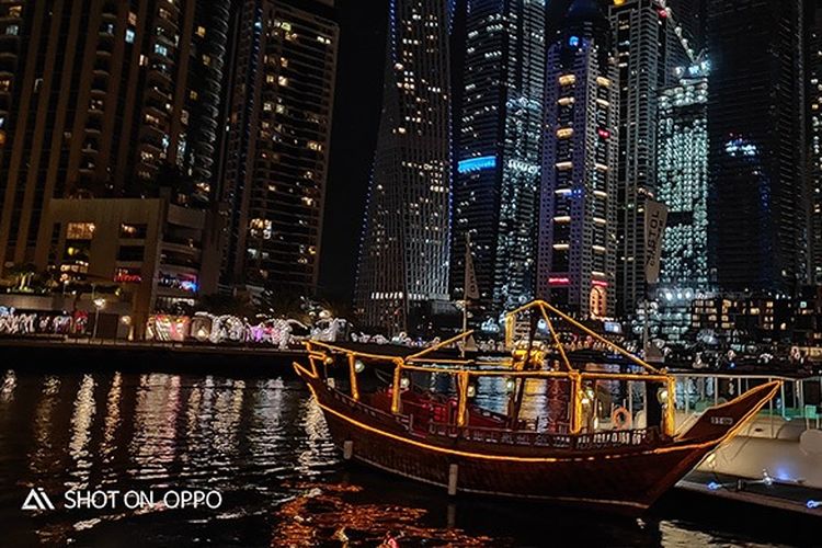 Keindahan Dhow Dinner Cruise di malam hari, diambil dengan fitur Night Mode OPPO R17 Pro