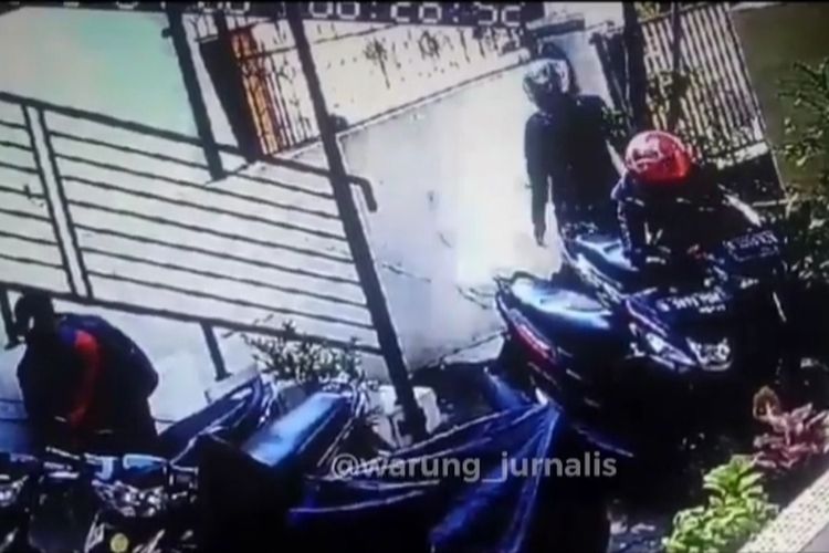 Rekaman CCTV yang memperlihatkan tiga orang terduga pelaku pencurian motor di salah satu kos di Kebon Jeruk. 