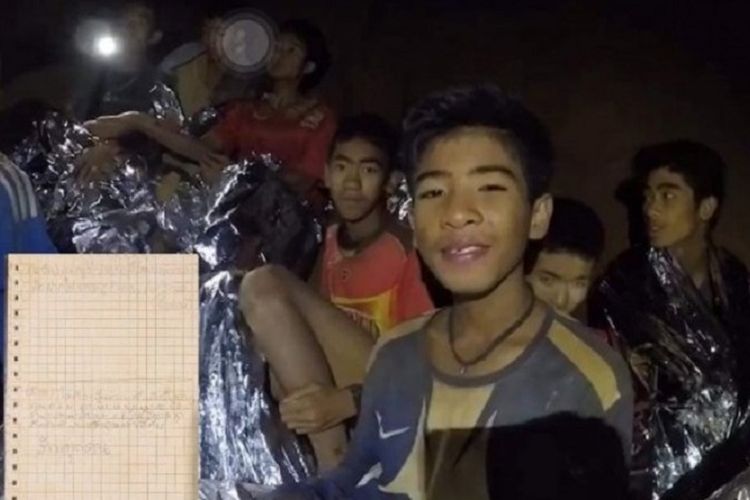 Salah seorang remaja yang terperangkap di dalam Goa Tham Luang di Chiang Rai, Thailand, sejak 23 Juni ketika menyapa keluarganya melalui rekaman yang dirilis oleh otoritas Thailand.