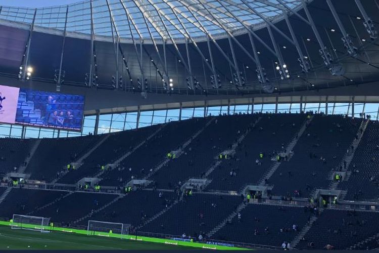 Foto Tribune Selatan yang berkapasitas 17.500 orang di stadion baru Tottenham Hotspur.