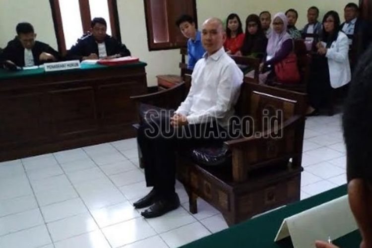 Royce Muljanto saat duduk sebagai terdakwa di persidangan di PN Surabaya atas kasus penembakan mobil dinas pejabat di Surabaya.
