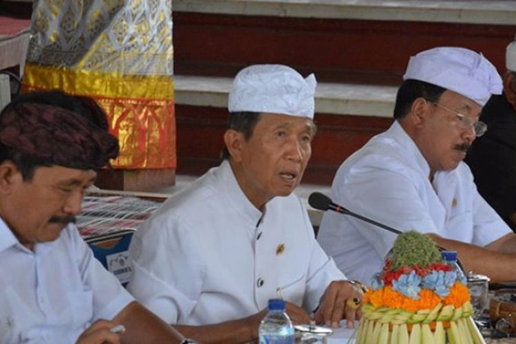 Gubernur Bali Made Mangku Pastika saat menggelar simakrama di Wantilan DPRD Provinsi Bali, Sabtu (3/3/2018).