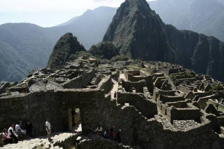 Turis banyak menggunakan benteng Machu Picchu sebagai latar belakang untuk berfoto saat berkunjung ke Peru.