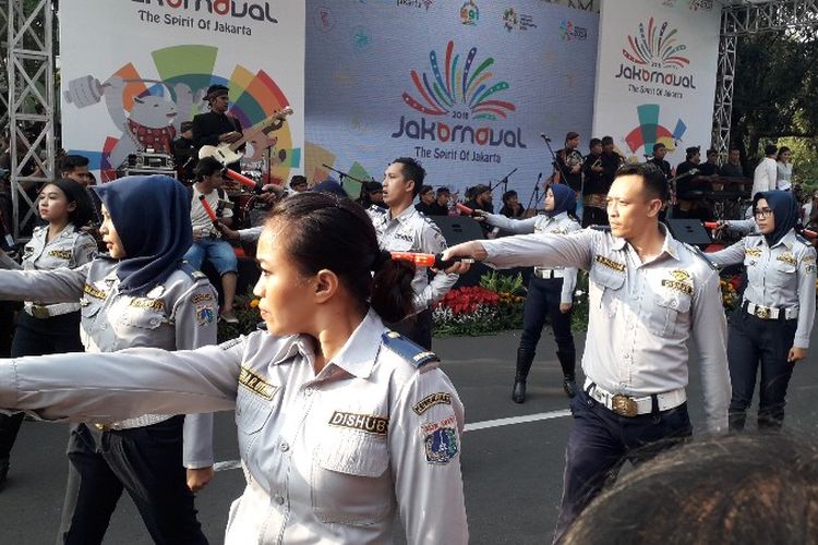 Dinas Perhubungan DKI Jakarta melakukan atraksi dalam Jakarnaval pada Minggu (8/7/2018).